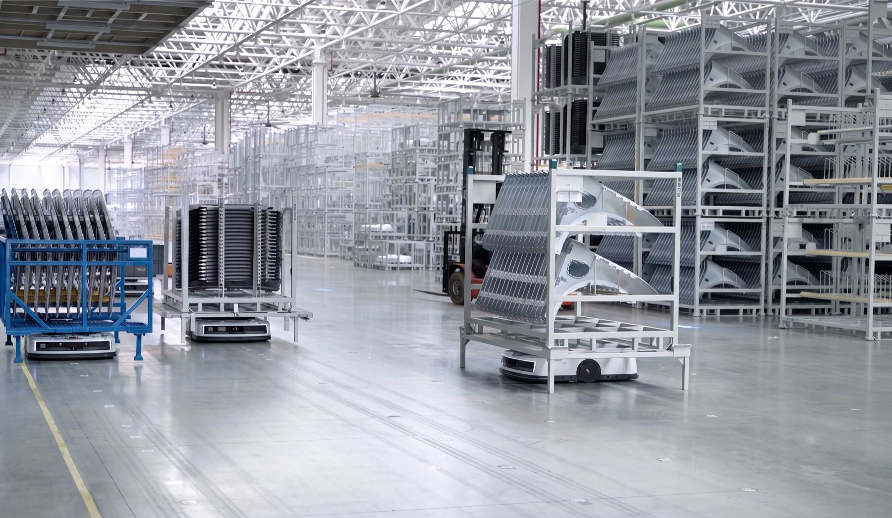 Factory floor with autonomous material movement between production work areas